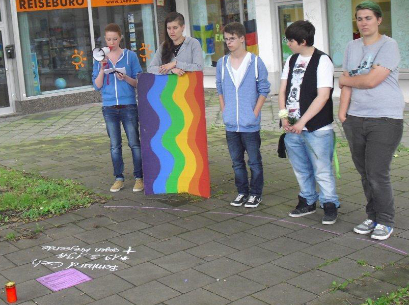 Die Jugendlichen des PULS hielten Reden bei der Gedenkveranstaltung. PULS Die Jugendlichen des PULS hielten Reden bei der Gedenkveranstaltung. PULS