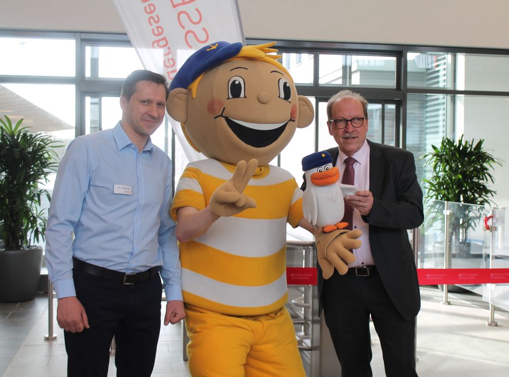 Wladimir Chetverik, der neue Leiter des Allwetterbads und Roland Kettler, Geschäftsführer der Bädergesellschaft mit dem Maskottchen. (Foto: youpod/Charlotte) Wladimir Chetverik, der neue Leiter des Allwetterbads und Roland Kettler, Geschäftsführer der Bädergesellschaft mit dem Maskottchen. (Foto: youpod/Charlotte)