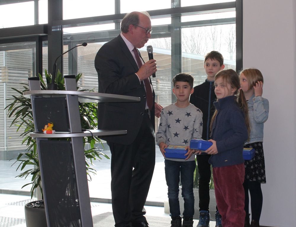 Die vier jungen Künstler erhielten für ihre tierische Verschönerungen der Umkleidekabinen ein kleines Geschenk. (Foto: youpod/Charlotte) Die vier jungen Künstler erhielten für ihre tierische Verschönerungen der Umkleidekabinen ein kleines Geschenk. (Foto: youpod/Charlotte)