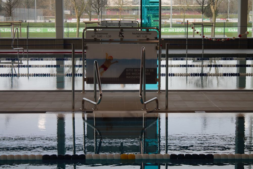 Mit leicht verständlichen Piktogrammen soll den Kindern gezeigt werden, auf was sie beim Schwimmen achten müssen. (Foto: youpod/Charlotte) Mit leicht verständlichen Piktogrammen soll den Kindern gezeigt werden, auf was sie beim Schwimmen achten müssen. (Foto: youpod/Charlotte)