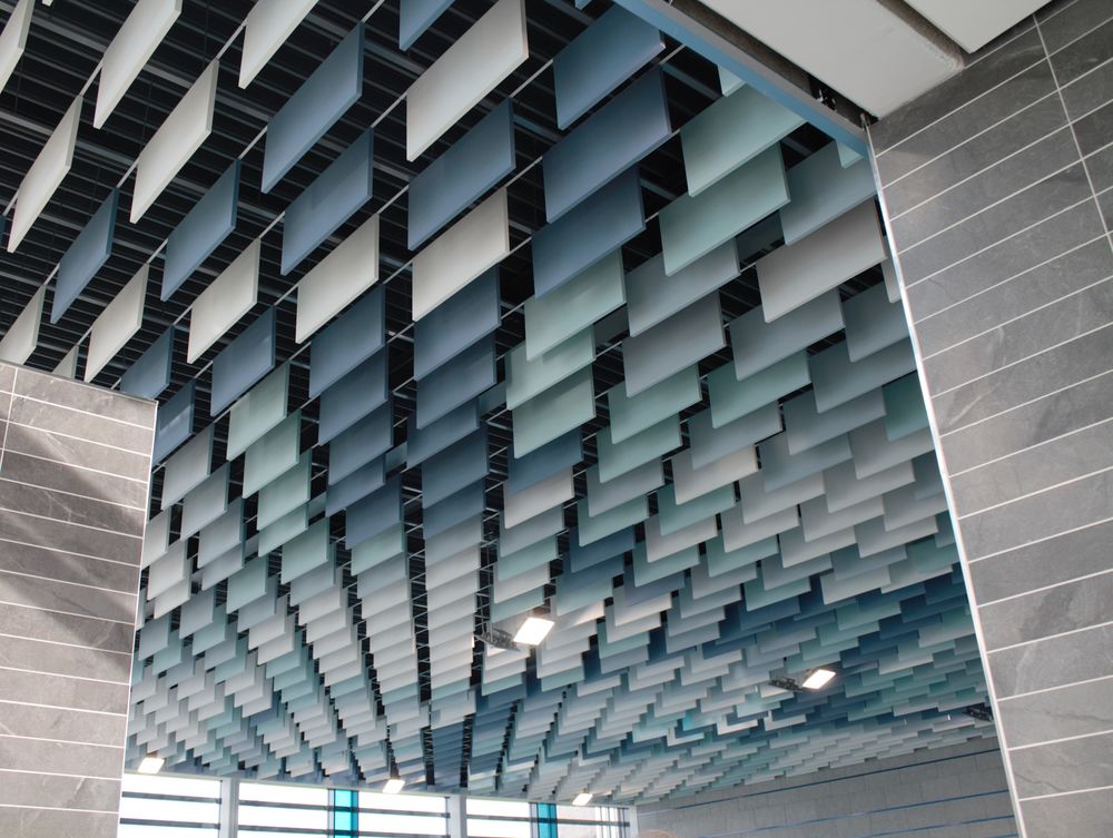 Das Design der Decke soll wie ein blauer Wolkenhimmel aussehen und gleichzeitig die Hallenbadbesucher vor Lärm und Schall schützen. (Foto: youpod/Charlotte) Das Design der Decke soll wie ein blauer Wolkenhimmel aussehen und gleichzeitig die Hallenbadbesucher vor Lärm und Schall schützen. (Foto: youpod/Charlotte)