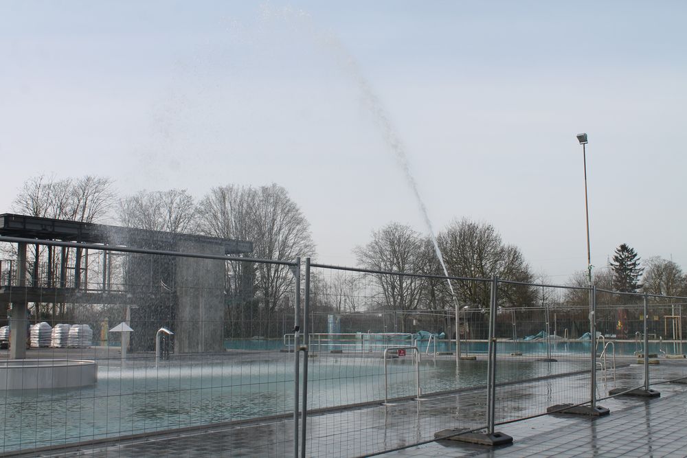 Die Wasserpumpe ist ein Highlight des Bads und wird im Freibadbereich für Spaß und Erfrischung sorgen. (Foto: youpod/Charlotte) Die Wasserpumpe ist ein Highlight des Bads und wird im Freibadbereich für Spaß und Erfrischung sorgen. (Foto: youpod/Charlotte)