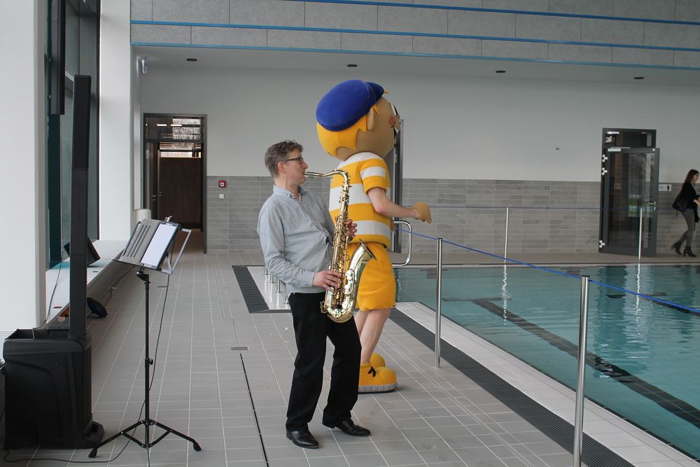 Ein Saxophonspieler brachte bei der Eröffnung das Maskottchen der Bädergesellschaft zum Tanzen. (Foto: youpod/Charlotte) Ein Saxophonspieler brachte bei der Eröffnung das Maskottchen der Bädergesellschaft zum Tanzen. (Foto: youpod/Charlotte)