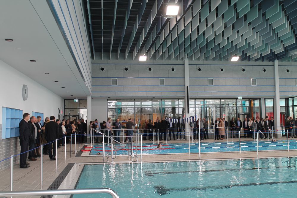 Vielleicht bald auch in Badehose und Bikini: Viele Menschen kamen, um sich das neue Bad beim Presserundgang anzuschauen. (Foto: youpod/Charlotte) Vielleicht bald auch in Badehose und Bikini: Viele Menschen kamen, um sich das neue Bad beim Presserundgang anzuschauen. (Foto: youpod/Charlotte)