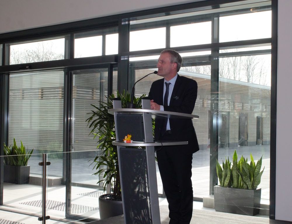 Oberbürgermeister Thomas Geisel freut sich über die Wiedereröffnung des Allwetterbads und lobt das "Bäderkonzept 2020", mit dem noch weitere Bäder saniert und in Schuss gebracht werden sollen. (Foto: youpod/Charlotte) Oberbürgermeister Thomas Geisel freut sich über die Wiedereröffnung des Allwetterbads und lobt das "Bäderkonzept 2020", mit dem noch weitere Bäder saniert und in Schuss gebracht werden sollen. (Foto: youpod/Charlotte)