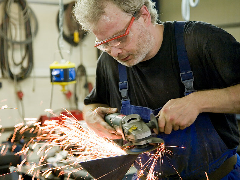 Ein Werkstück mit dem Winkelschleifer bearbeiten Agentur für Arbeit