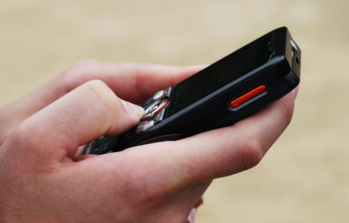 Immer mit dabei: Das Handy. Doch im Unterricht kann die Benutzung problematisch werden. Niko Korte / pixelio.de