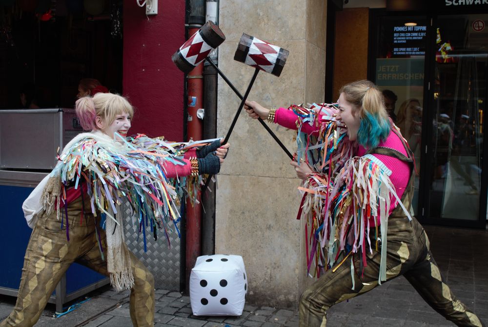 Die beiden Harley Quinns aka Vanessa (37) und Isabell (30) liefern sich einen dramatischen Kampf. (Foto: Youpod/Charlotte)