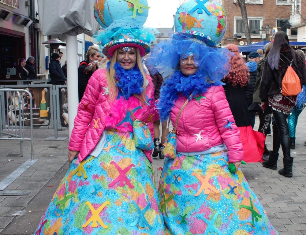 Grace und Janny haben sich das Motto des Düsseldorfer Karnevals zu Herzen genommen: Unser Rad schlägt um die Welt! Kostüme selber basteln ist für die beiden an Karneval das Highlight. (Foto: youpod/Charlotte)