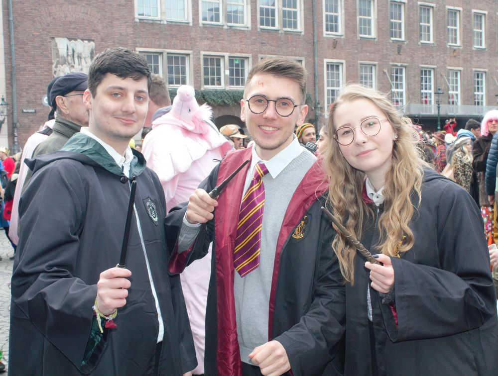 Um die Magie des Karnevals zu spüren, sind auch Harry Potter und Friends aus Hogwarts zum Rathausplatz gekommen. Für Max, Moritz und Daria (24, 25, 22) bedeutet Karneval, viel zusammen mit Freunden zu unternehmen. (Foto: youpod/Charlotte)