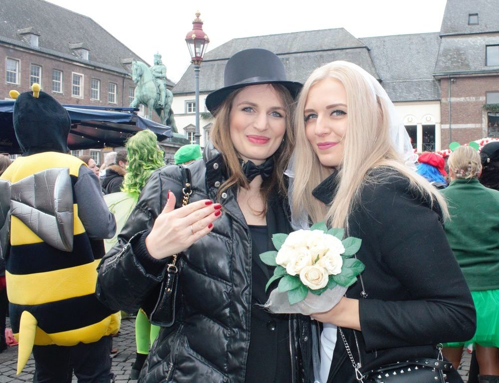 Just married! Elisa und Lisa kommen aus Meerbusch und finden es am schönsten, wenn sich in den Karnevalstagen alle Freunde und Bekannte in Düsseldorf zum Feiern treffen. (Foto: youpod/Charlotte
