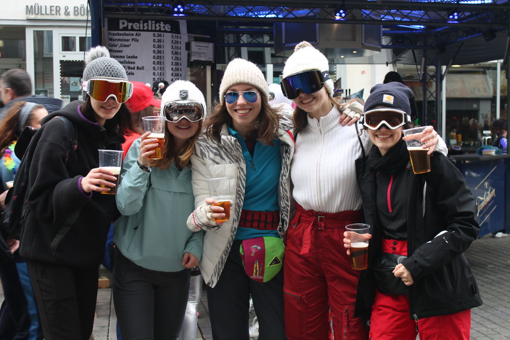 Für die "Aprésskier" (alle 18) ist das wichtigste an Altweiber: Etwas mit den Freunden unternehmen. (Foto: youpod/Charlotte)