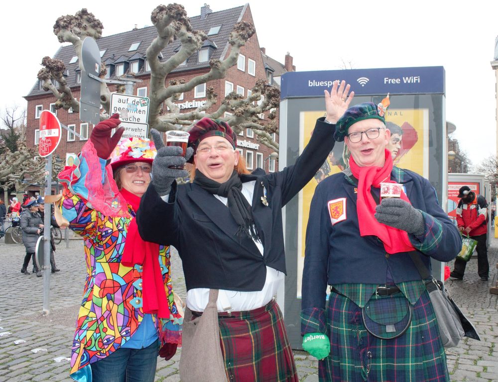 Die jecken Schotten sind extra für Altweiber in Düsseldorf aus den Niederlanden angereist. (Foto: youpod/Charlotte)