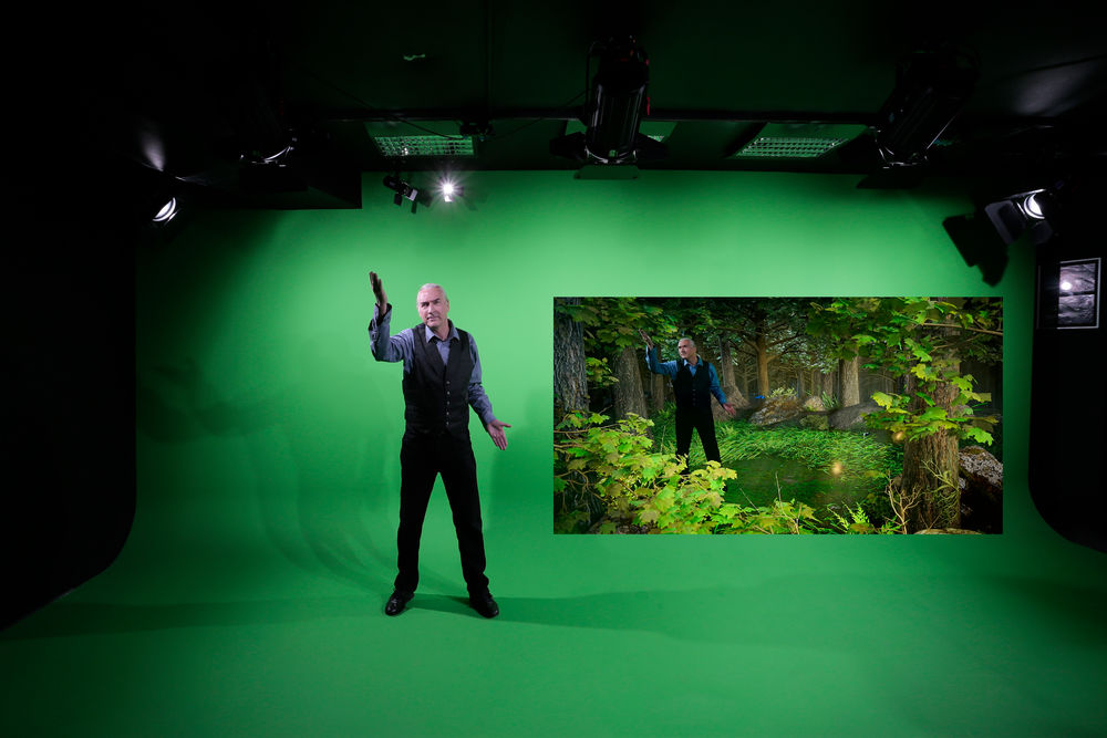 Bernd Desinger vor dem neuen Greenscreen Foto: Filmmuseum Düsseldorf
