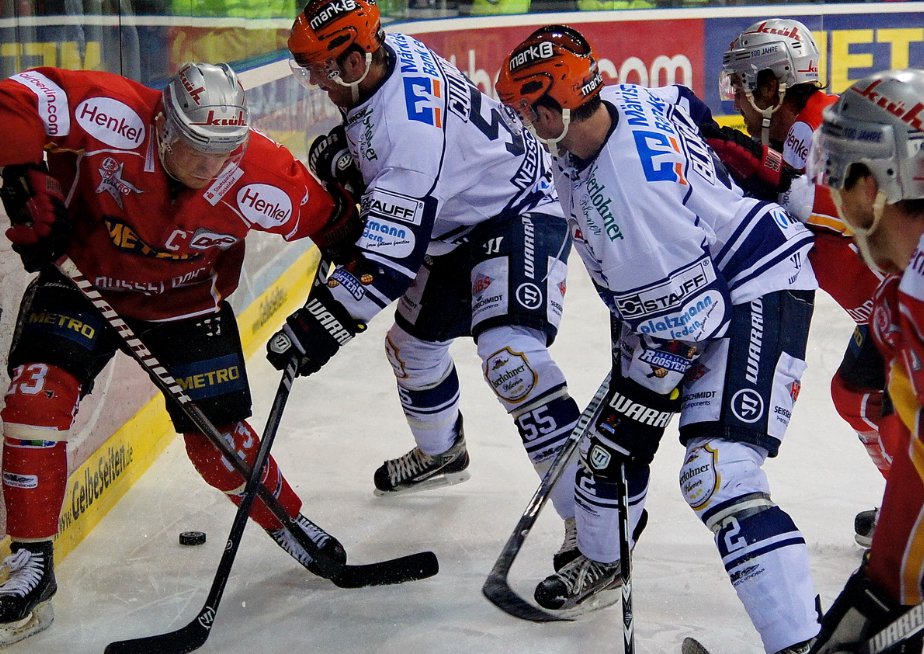 Iserlohn wird für die DEG nicht leicht zu knacken sein. "Iserlohn ist eine gute Mannschaft", so Köberle. Kapitän Kreutzer im vergeblichen Kampf um den Puck gegen zwei Iserlohner. Archiv, dasch75 Iserlohn wird für die DEG nicht leicht zu knacken sein. "Iserlohn ist eine gute Mannschaft", so Köberle. Kapitän Kreutzer im vergeblichen Kampf um den Puck gegen zwei Iserlohner. Archiv, dasch75