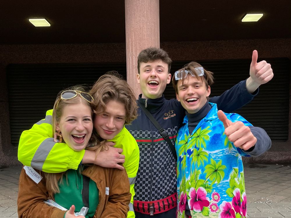 Rosenmontagszug 2023 in Düsseldorf: Eure Eindrücke Nach zwei Jahren Corona-Pause findet der Rosenmontagszug in Düsseldorf endlich wieder statt. (Foto: youpod/Athina)