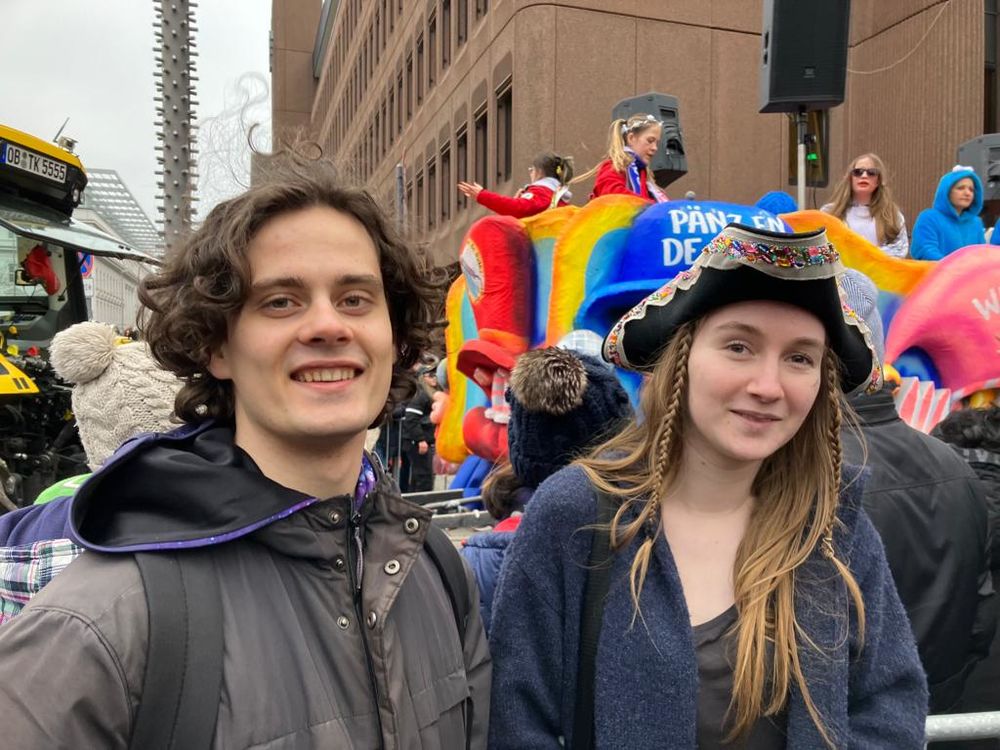 Gedeon (24) und Sabrina (21) interessieren sich für die politischen Wagen, nehmen aber auch die gute Stimmung mit nach Hause. (Foto: youpod/Karo) Gedeon (24) und Sabrina (21) interessieren sich für die politischen Wagen, nehmen aber auch die gute Stimmung mit nach Hause. (Foto: youpod/Karo)