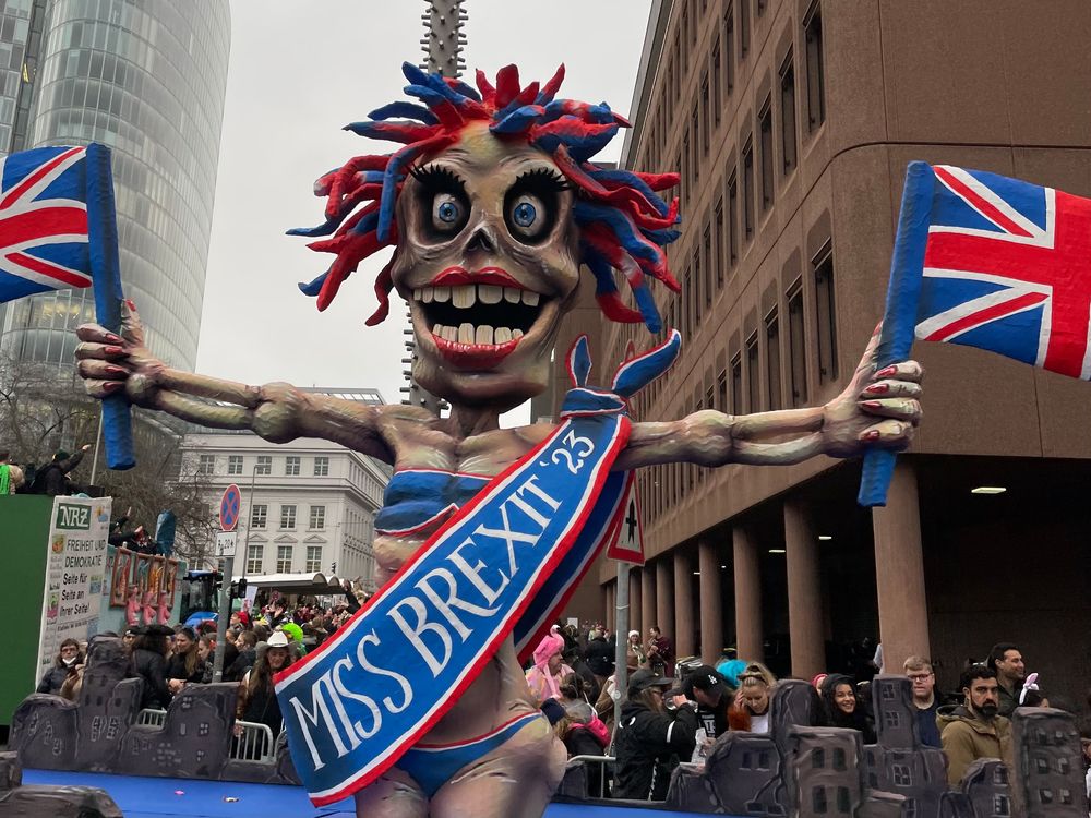 Gedeon und Sabrina finden es zwar gut, dass dieser Wagen auf dem Rosenmontagszug fährt, aber dies mache sie auch traurig. (Foto: youpod/Athina) Gedeon und Sabrina finden es zwar gut, dass dieser Wagen auf dem Rosenmontagszug fährt, aber dies mache sie auch traurig. (Foto: youpod/Athina)