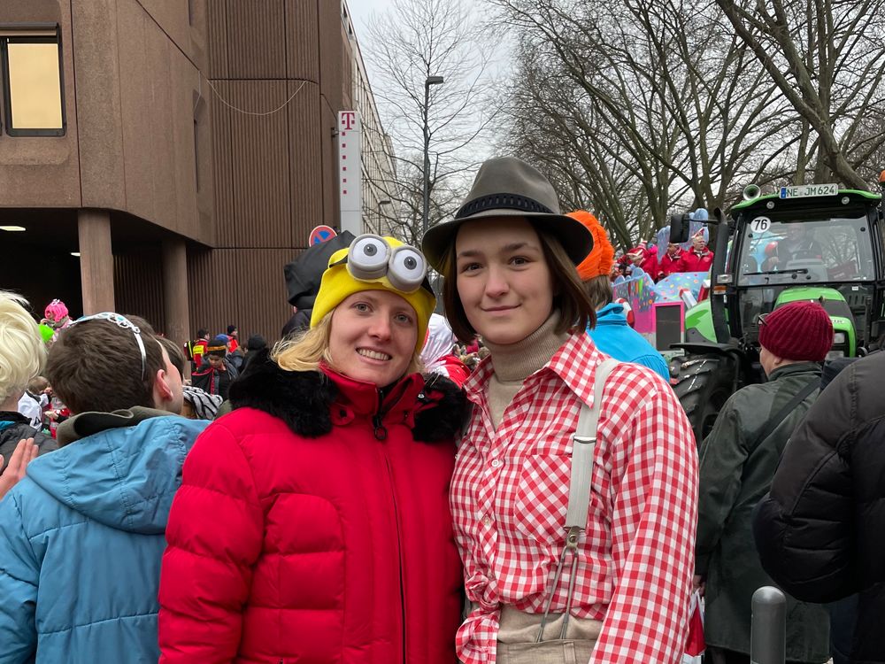 Carina (20) und Franzisca (18) sind extra für die politischen Mottowagen zum Düsseldorfer Rosenmontagszug angereist. (Foto: youpod/Athina) Carina (20) und Franzisca (18) sind extra für die politischen Mottowagen zum Düsseldorfer Rosenmontagszug angereist. (Foto: youpod/Athina)