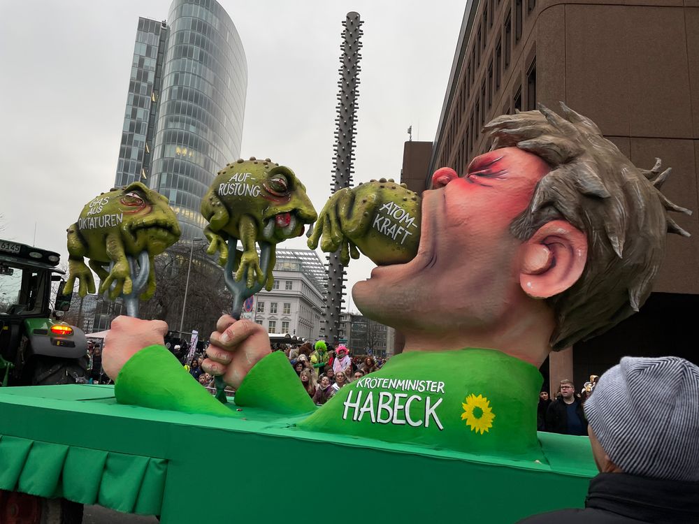 Der Wagen mit Habeck gehört zu den Lieblingswagen von Carina und Franzisca. Sie finden, dass die Botschaft “auf den Punkt getroffen” sei und die Kritik an Habeck gerechtfertigt. (Foto: youpod/Athina) Der Wagen mit Habeck gehört zu den Lieblingswagen von Carina und Franzisca. Sie finden, dass die Botschaft “auf den Punkt getroffen” sei und die Kritik an Habeck gerechtfertigt. (Foto: youpod/Athina)