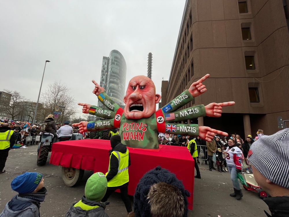 Auch dieser Wagen mit Putin gehört zu Carinas und Franziscas Favoriten. Auch hier sind die beiden der Meinung, dass die Botschaft und die Kritik gelungen sei. (Foto: youpod/Athina) Auch dieser Wagen mit Putin gehört zu Carinas und Franziscas Favoriten. Auch hier sind die beiden der Meinung, dass die Botschaft und die Kritik gelungen sei. (Foto: youpod/Athina)
