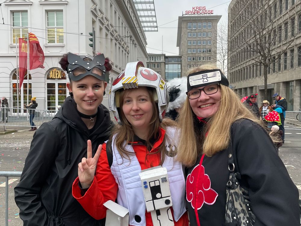Auch Kim (26), Katha (33) und Josefine (27) finden neben der guten Stimmung beim Rosenmontagszug die Mottowagen, vor allem die, die Putin darstellen, interessant. (Foto: youpod/Athina) Auch Kim (26), Katha (33) und Josefine (27) finden neben der guten Stimmung beim Rosenmontagszug die Mottowagen, vor allem die, die Putin darstellen, interessant. (Foto: youpod/Athina)