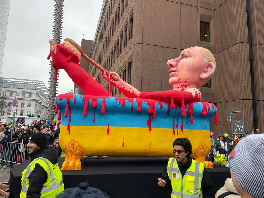 Auf dem Rosenmontagszug befindet sich ein weiterer Wagen, der Putin kritisiert und die Aufmerksamkeit der Menschen auf sich zieht. (Foto: youpod/Athina) Auf dem Rosenmontagszug befindet sich ein weiterer Wagen, der Putin kritisiert und die Aufmerksamkeit der Menschen auf sich zieht. (Foto: youpod/Athina)