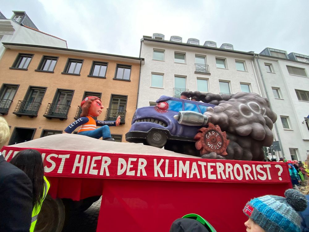 Auch dieser Wagen stellt ein aktuelles kontroverses Thema dar, nämlich dass Aktivist*innen der “Letzten Generation” sich als Klimaprotest auf die Straße kleben. Auch dazu äußerten Kim, Katha und Josefine ihre Meinung. (Foto: youpod/Prisca) Auch dieser Wagen stellt ein aktuelles kontroverses Thema dar, nämlich dass Aktivist*innen der “Letzten Generation” sich als Klimaprotest auf die Straße kleben. Auch dazu äußerten Kim, Katha und Josefine ihre Meinung. (Foto: youpod/Prisca)
