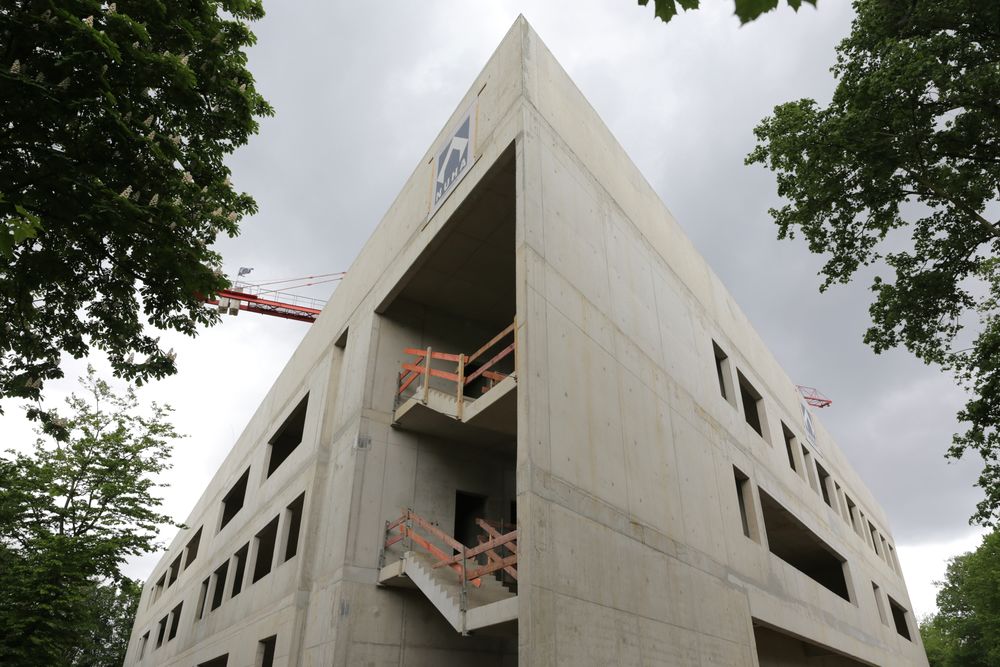 Aus dem Rohbau des Lore-Lorentz-Berufskollegs wird einmal ein modernes Gebäude mit lichtdurchfluteter Eingangshalle und integrierter Photovoltaikanlage. (Foto: Landeshauptstadt Düsseldorf/Ingo Lammert)