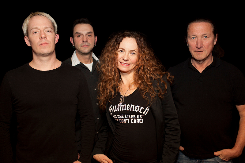 Geschichtsunterricht mit Toten Hosen und Blumio Roman Thiel, Andy Wahl, Jeanne Andresen und Georg Grisloff (v. l.) hatten die Idee zur CD und begeisterten 21 Düsseldorfer Bands. iNsomnia images