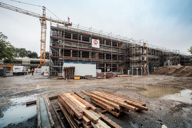 Sanierung am Friedrich-Rückert-Gymnasium und Weiterbildungskolleg macht gute Fortschritte Das Bestandsgebäude des Friedrich-Rückert-Gymnasiums wird umgebaut und saniert, links daneben bekommt der naturwissenschaftliche Bereich einen Erweiterungsanbau. (Foto: Stadt Düsseldorf, Melanie Zanin)