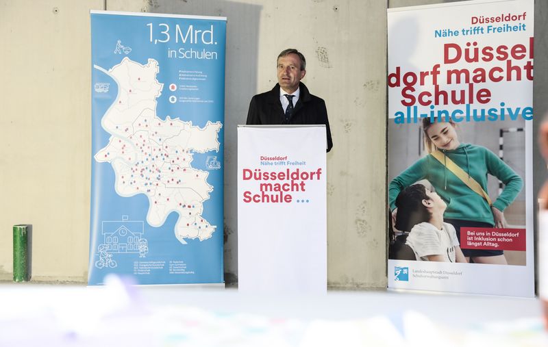 OB Thomas Geisel freut sich über die großen Fortschritte bei den Sanierungs- und Umbauarbeiten. (Foto: Stadt Düsseldorf, Melanie Zanin) OB Thomas Geisel freut sich über die großen Fortschritte bei den Sanierungs- und Umbauarbeiten. (Foto: Stadt Düsseldorf, Melanie Zanin)