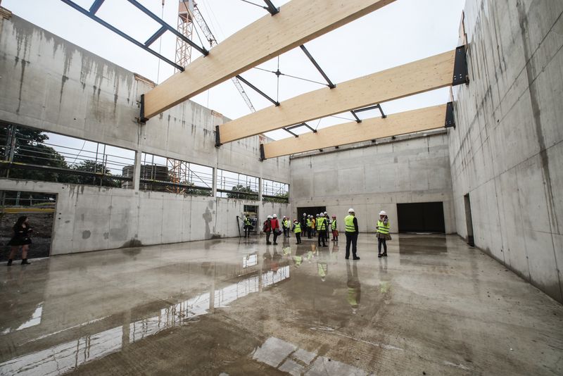 Da eine hohe Nachfrage nach Schul-und Vereinssport besteht, wird hier neben der schon bestehenden Dreifach-Sporthalle eine Einfach-Sporthalle gebaut. (Foto: Stadt Düsseldorf, Melanie Zanin) Da eine hohe Nachfrage nach Schul-und Vereinssport besteht, wird hier neben der schon bestehenden Dreifach-Sporthalle eine Einfach-Sporthalle gebaut. (Foto: Stadt Düsseldorf, Melanie Zanin)