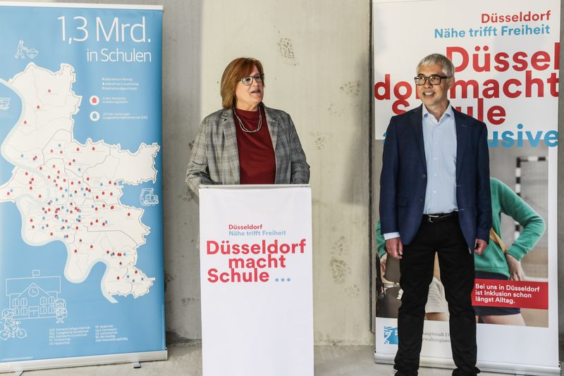 Dorothee Pietzko, Schulleiterin des Friedrich-Rückert-Gymnasiums und Schulleiter Helge Bonholt vom Weiterbildungskolleg der Stadt Düsseldorf. (Foto: Stadt Düsseldorf, Melanie Zanin) Dorothee Pietzko, Schulleiterin des Friedrich-Rückert-Gymnasiums und Schulleiter Helge Bonholt vom Weiterbildungskolleg der Stadt Düsseldorf. (Foto: Stadt Düsseldorf, Melanie Zanin)