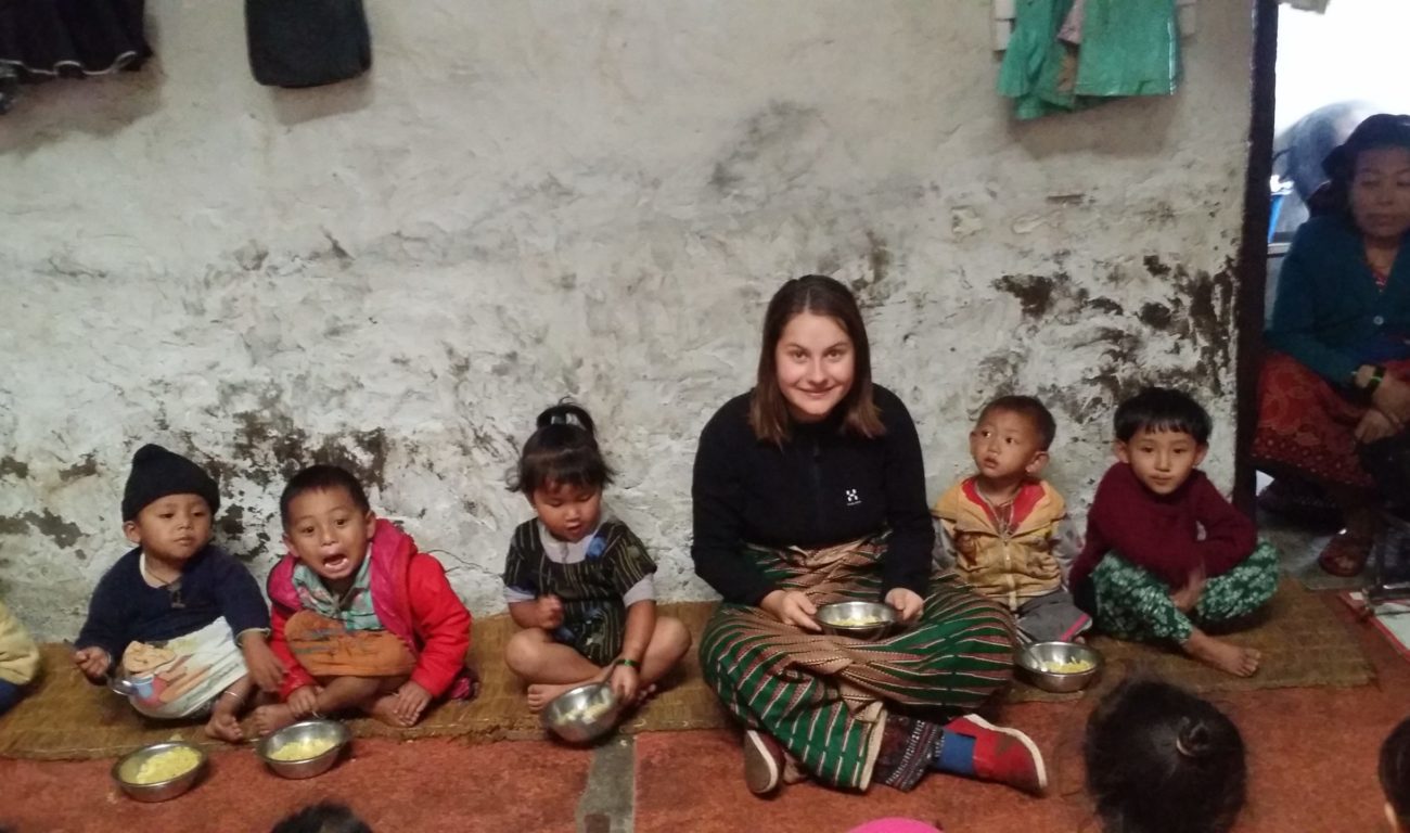 Leben mal ganz anders – etwas andere Ferien in einem Bergdorf in Nepal Lara mit den Kindergartenkindern. Der Kindergarten ist spartanisch eingerichtet, aber gut genug, um glücklich zu sein. Foto: Lara
