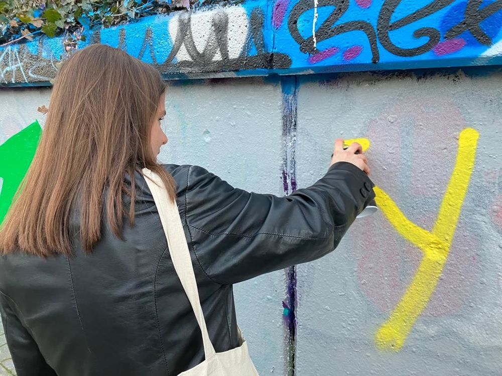 Ari aus der Redaktionsgruppe hat sich beim sprayen ausprobiert. (Foto: Youpod / Karo)