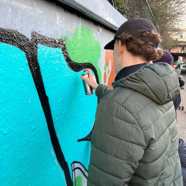Zuerst wird das Innere des Schriftzugs gesprayt. Danach folgen die Konturen. (Foto: Youpod / Karo)