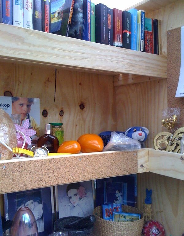 Eine riesige, begehbare Schatztruhe: In den Giveboxen finden sich viele Kostbarkeiten, die jeder einfach mitnehmen darf Givebox Düsseldorf Eine riesige, begehbare Schatztruhe: In den Giveboxen finden sich viele Kostbarkeiten, die jeder einfach mitnehmen darf Givebox Düsseldorf