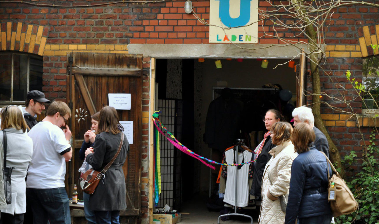Der Umsonstladen im "Niemansland" in Oberbilk ist eine weitere Idee, nicht gebrauchte Gegenstände zu verschenken Umsonstladen Düsseldorf Der Umsonstladen im "Niemansland" in Oberbilk ist eine weitere Idee, nicht gebrauchte Gegenstände zu verschenken Umsonstladen Düsseldorf