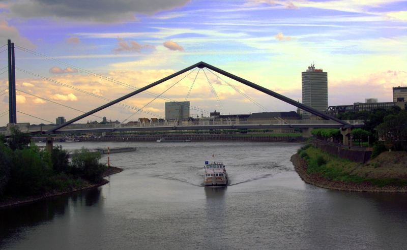 Schwimmen im Rhein ist lebensgefährlich Der Rhein ist kein Schwimmbad. youpod