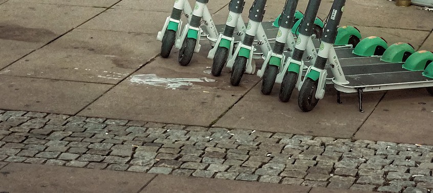 E-Scooter: Diese Regeln musst du beachten Wenn du E-Scooter fahren möchtest solltest du Regeln beachten.