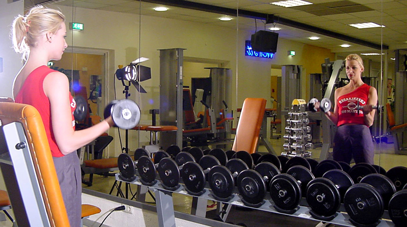 Trainieren im Fitnessstudio - nicht alle Verträge sind rechtlich in Ordnung fit1/pixelio.de
