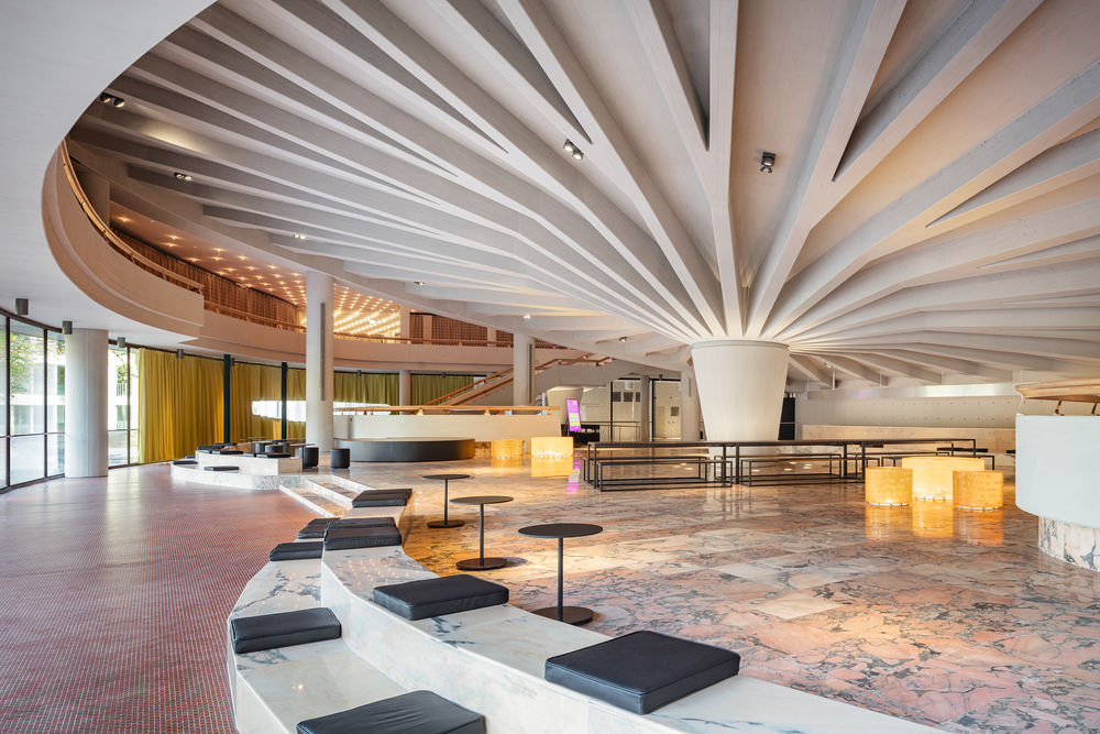 Offenes Foyer – Ein Ort zum Chillen, Lesen, Lernen, Arbeiten oder Abhängen Foto: © ingenhoven architects / HGEsch