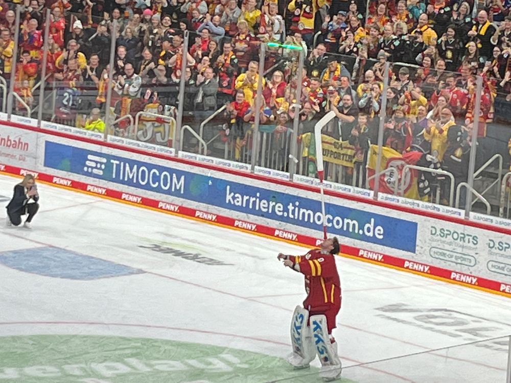 Der Torwart der DEG feiert den Sieg - Foto: Lisanne