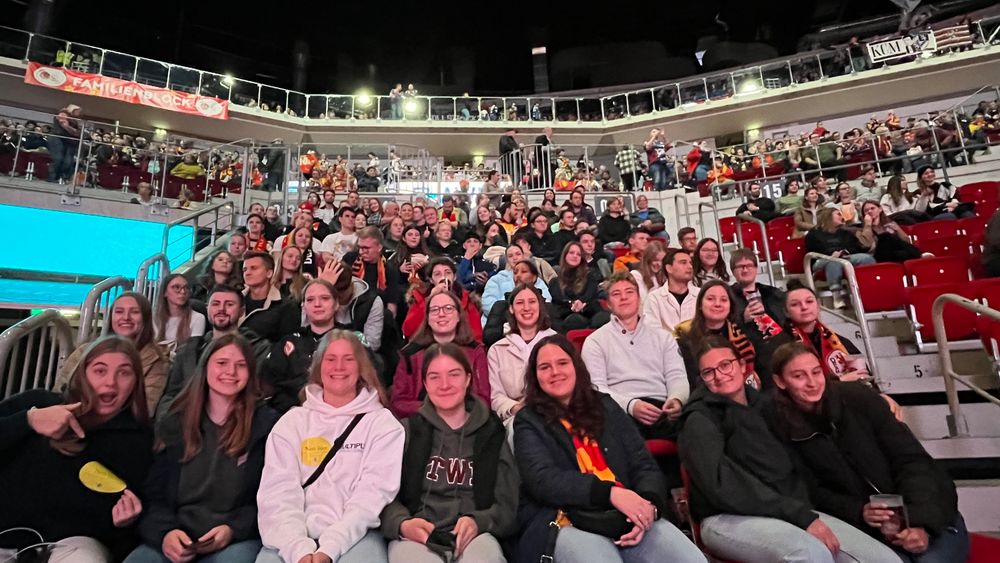 Die KJA beim Spiel der DEG - Foto: Sebastian