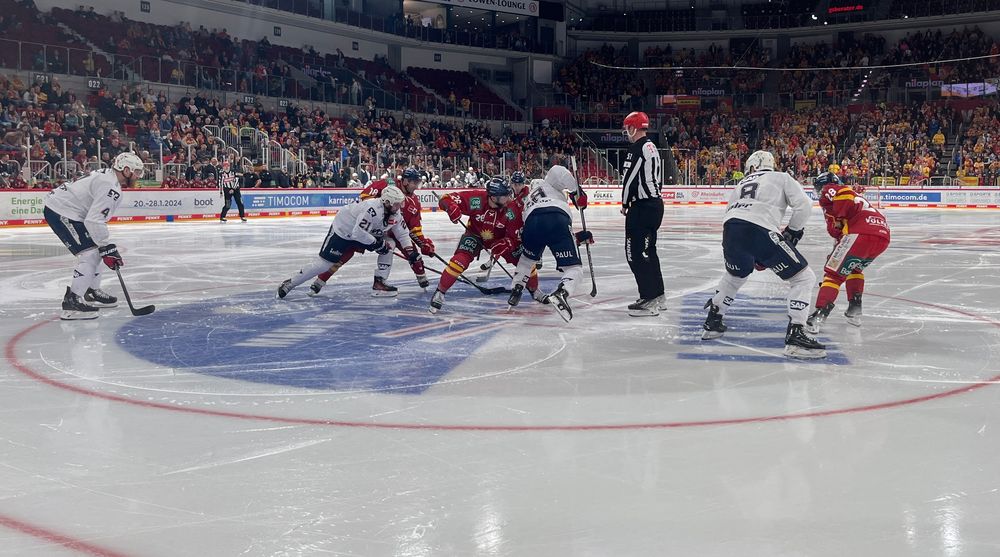 Die DEG kämpft bis zum Ende - Foto: Lisanne