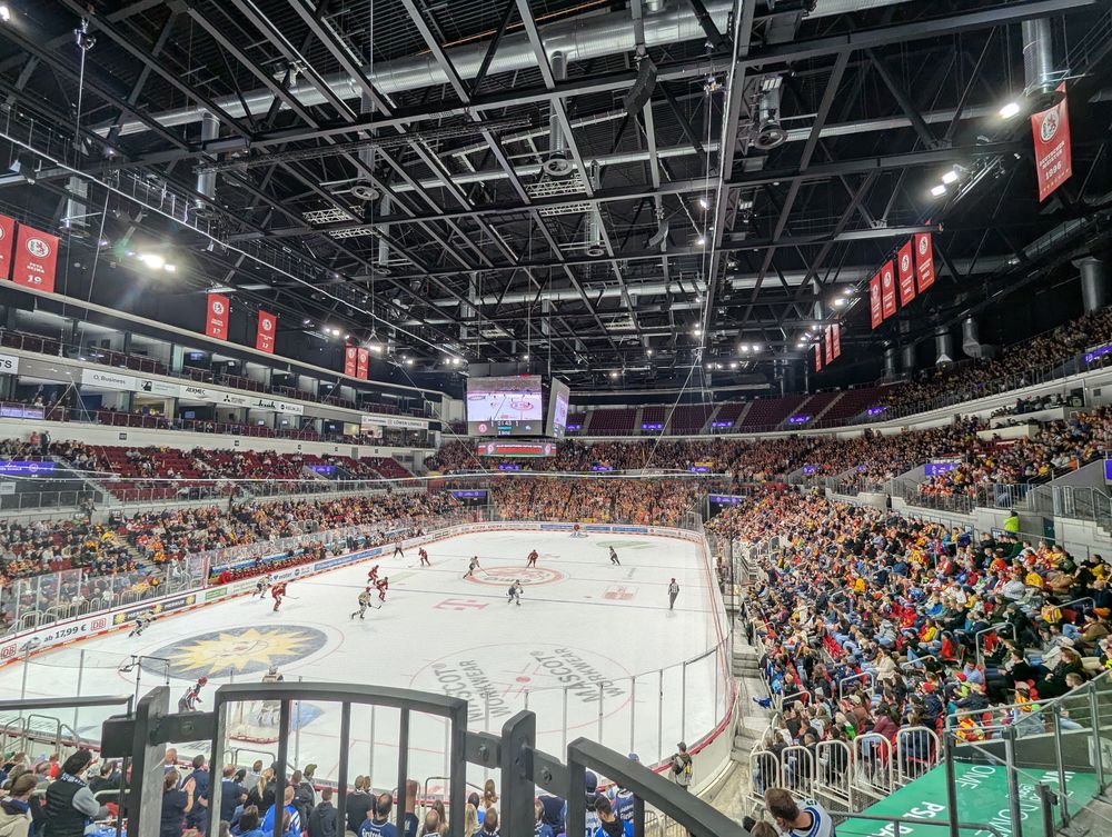 Über 9.000 Menschen waren im PSD-Bank Dome zur Saisoneröffnung. (Foto: youpod / Jonas) Über 9.000 Menschen waren im PSD-Bank Dome zur Saisoneröffnung. (Foto: youpod / Jonas)