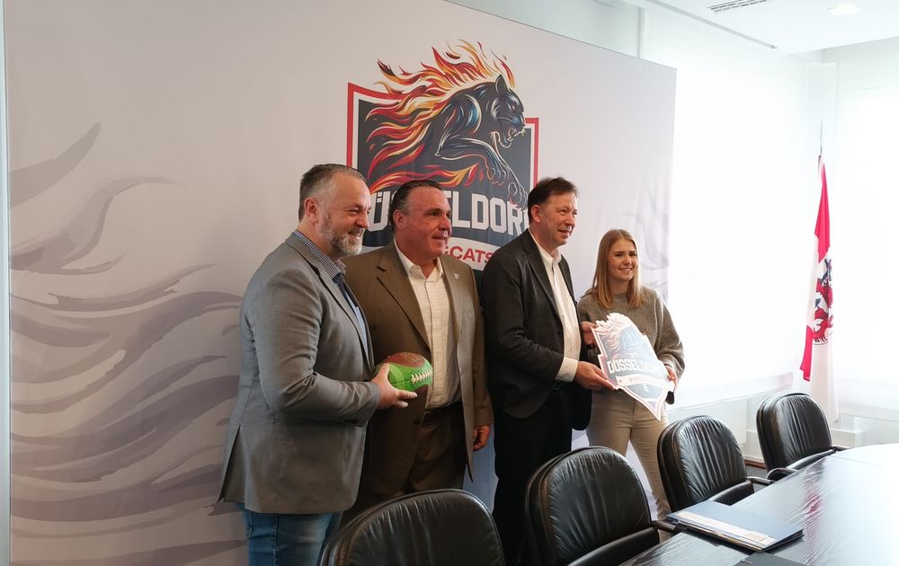 Willi Sauer (Panther), Jim Pensula (Rhein Fire), Burkhard Hintzsche (Stadtdirektor) und Pia Schwarz (Nationalspielerin) stellen das neue Projekt vor. (Foto: youpod) Willi Sauer (Panther), Jim Pensula (Rhein Fire), Burkhard Hintzsche (Stadtdirektor) und Pia Schwarz (Nationalspielerin) stellen das neue Projekt vor. (Foto: youpod)
