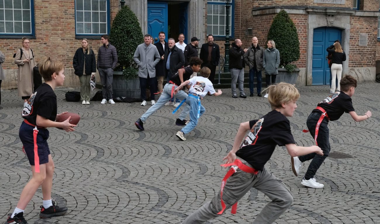 Die Jugendspieler*innen zeigen vor dem Rathaus, wie das Spiel funktioniert. (Foto:  Landeshauptstadt Düsseldorf/Wilfried Meyer) Die Jugendspieler*innen zeigen vor dem Rathaus, wie das Spiel funktioniert. (Foto: Landeshauptstadt Düsseldorf/Wilfried Meyer)
