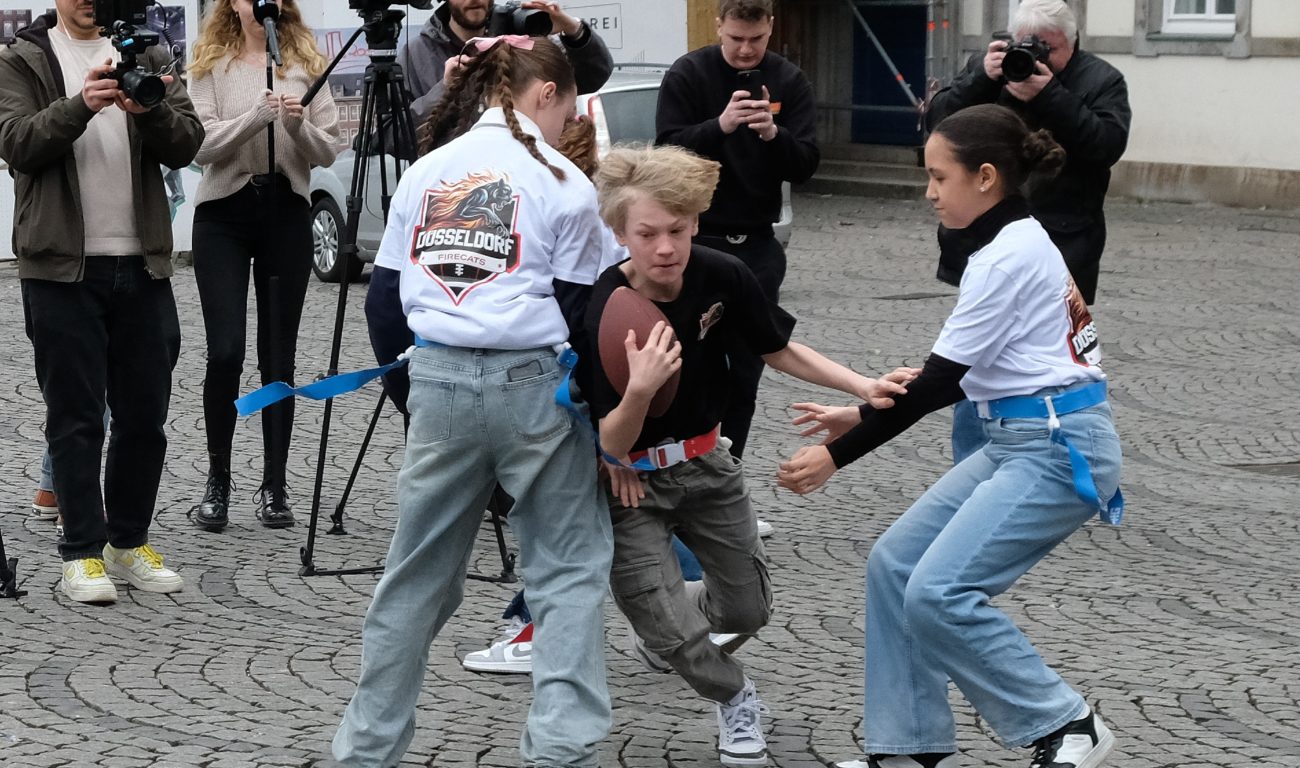 Wenn die Flaggen, die am Gürtel hängen abzogen sind, ist ein Spielzug beendet. (Foto:  Landeshauptstadt Düsseldorf/Wilfried Meyer) Wenn die Flaggen, die am Gürtel hängen abzogen sind, ist ein Spielzug beendet. (Foto: Landeshauptstadt Düsseldorf/Wilfried Meyer)